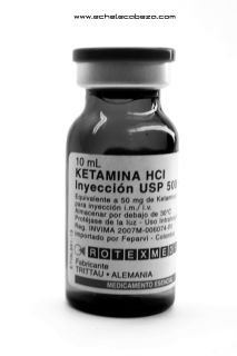 ketamina-botella-primer-plano-byn-tag